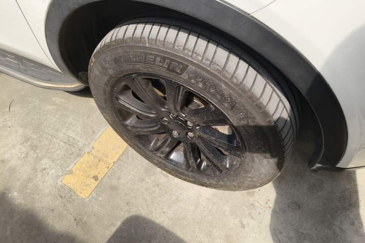 Used Land Rover Discovery Sport 2017 2.0T SE Right Front Wheel Hub