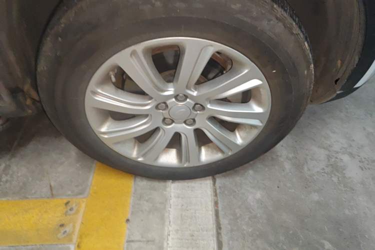 Used Land Rover Discovery Sport 2017 2.0T SE Right Front Wheel Hub