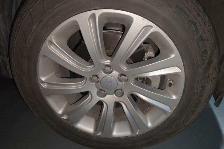 Used Land Rover Discovery Sport 2017 2.0T SE Right Front Wheel Hub