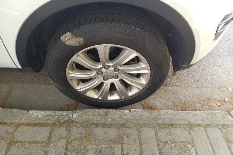 Used Land Rover Discovery Sport 2017 2.0T SE Right Front Wheel Hub