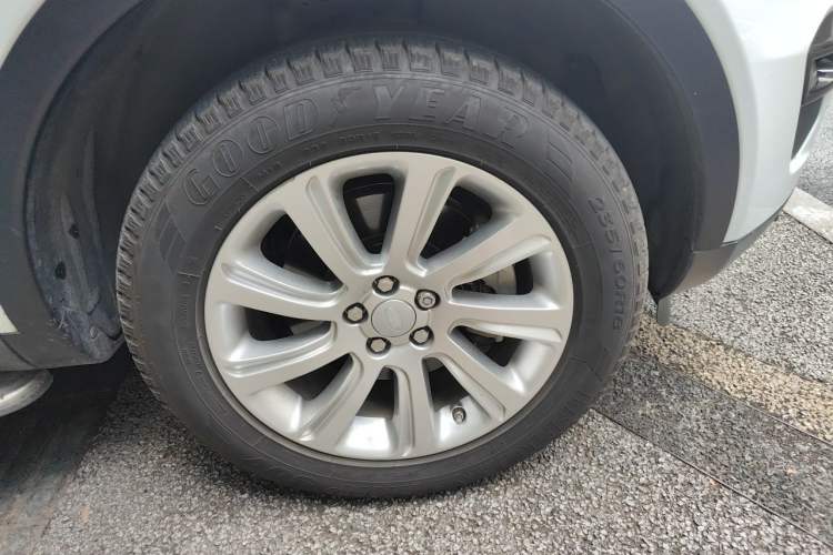 Used Land Rover Discovery Sport 2017 2.0T SE Right Front Wheel Hub