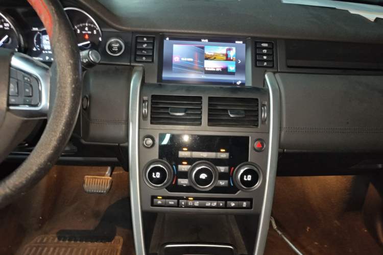 Used Land Rover Discovery Sport 2017 2.0T SE Audio And AC Panel