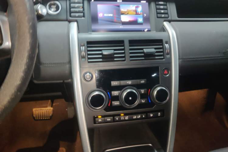Used Land Rover Discovery Sport 2017 2.0T SE Audio And AC Panel