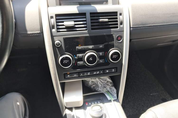 Used Land Rover Discovery Sport 2017 2.0T SE Audio And AC Panel