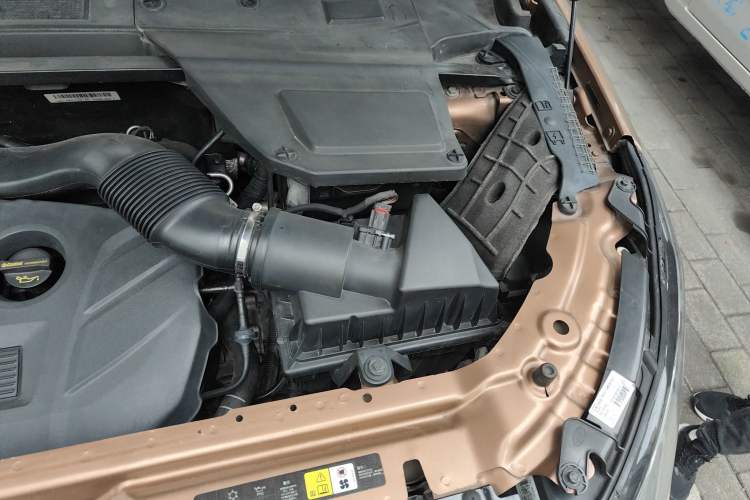 Used Land Rover Discovery Sport 2017 2.0T SE Engine Bay Left