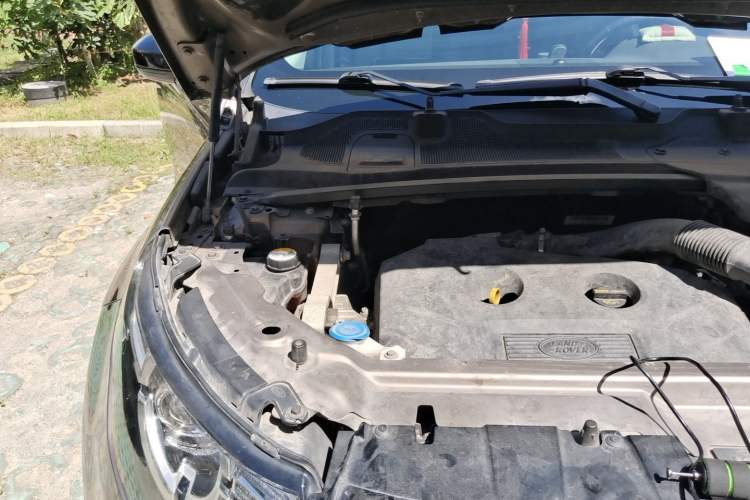 Used Land Rover Discovery Sport 2017 2.0T SE Engine Bay Right