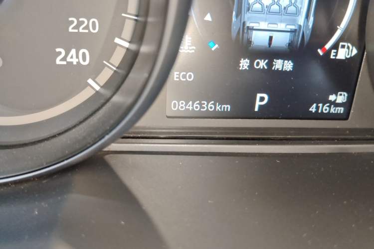 Used Land Rover Discovery Sport 2017 2.0T SE Odometer Close Up