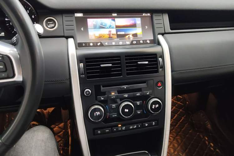 Used Land Rover Discovery Sport 2018 240 PS HSE Version Audio And AC Panel