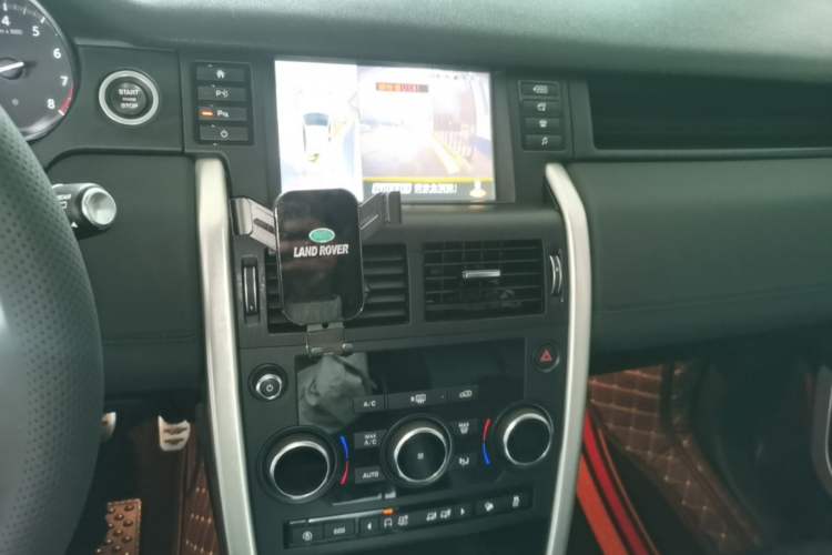 Used Land Rover Discovery Sport 2018 240 PS SE Version Audio And AC Panel