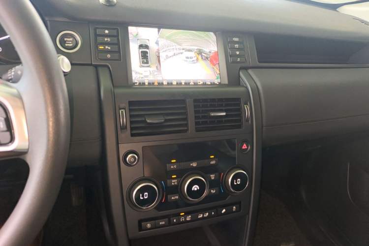 Used Land Rover Discovery Sport 2018 240 PS PURE Edition Audio And AC Panel