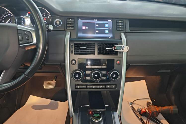 Used Land Rover Discovery Sport 2018 240 PS SE Version Audio And AC Panel