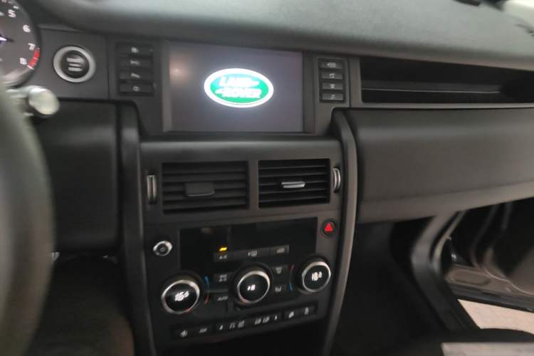 Used Land Rover Discovery Sport 2018 240 PS PURE Edition Audio And AC Panel