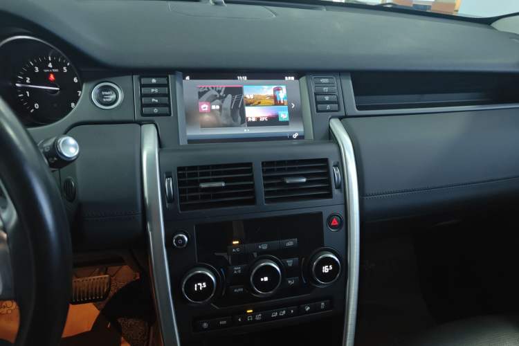 Used Land Rover Discovery Sport 2018 240 PS SE Version Audio And AC Panel