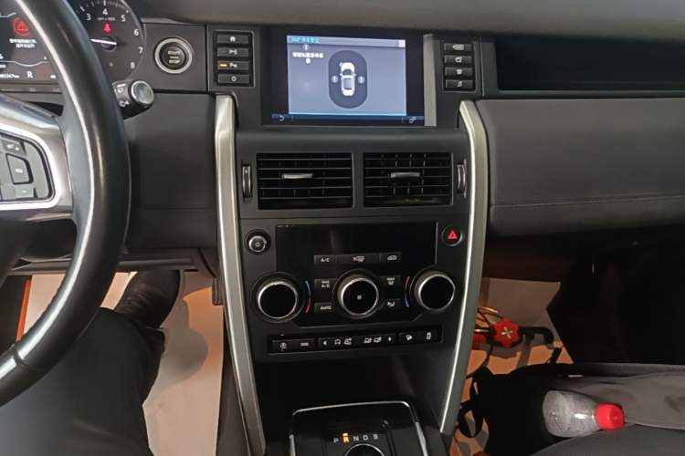 Used Land Rover Discovery Sport 2018 240 PS SE Version Audio And AC Panel