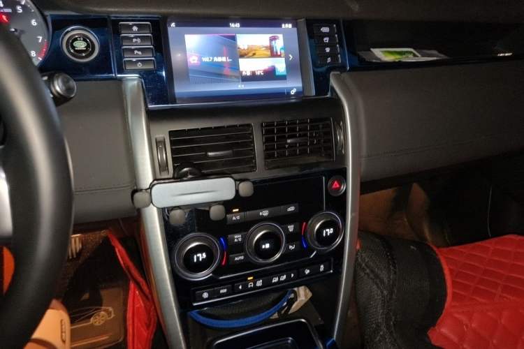 Used Land Rover Discovery Sport 2018 240 PS SE Version Audio And AC Panel