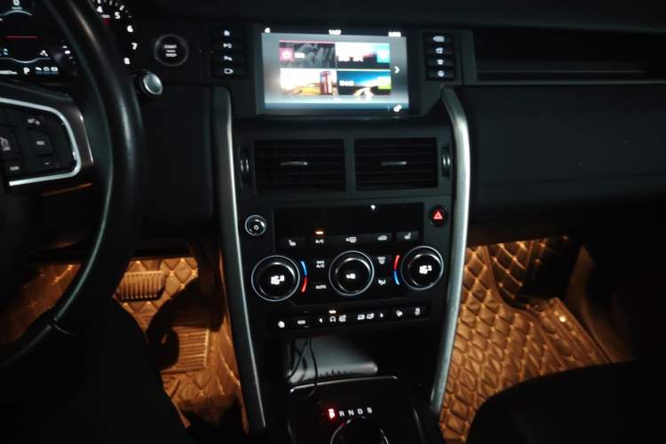 Used Land Rover Discovery Sport 2018 240 PS HSE Version Audio And AC Panel