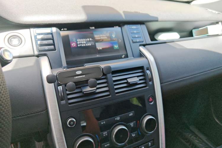 Used Land Rover Discovery Sport 2018 240 PS SE Version Audio And AC Panel