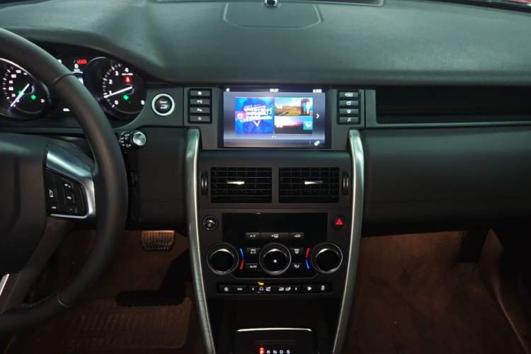 Used Land Rover Discovery Sport 2018 240 PS SE Version Audio And AC Panel