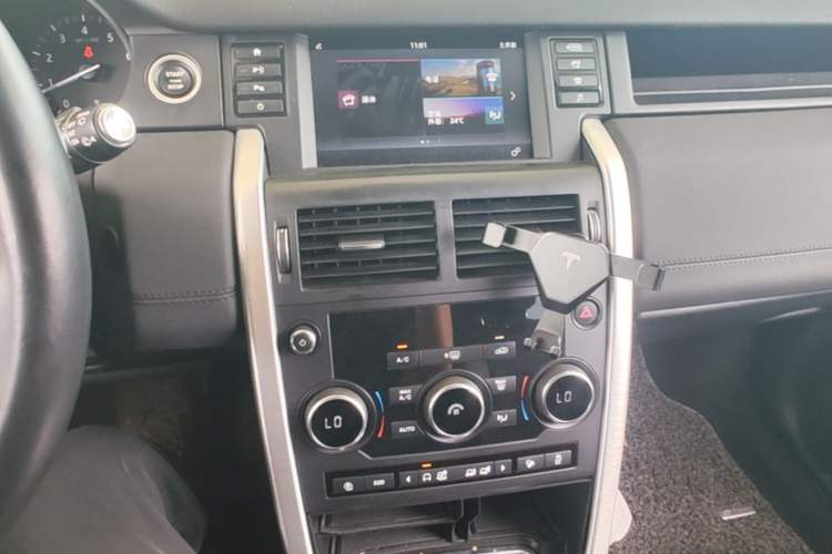 Used Land Rover Discovery Sport 2018 240 PS SE Version Audio And AC Panel