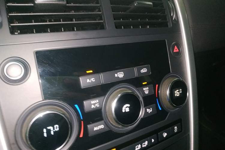 Used Land Rover Discovery Sport 2018 240 PS SE Version Audio And AC Panel