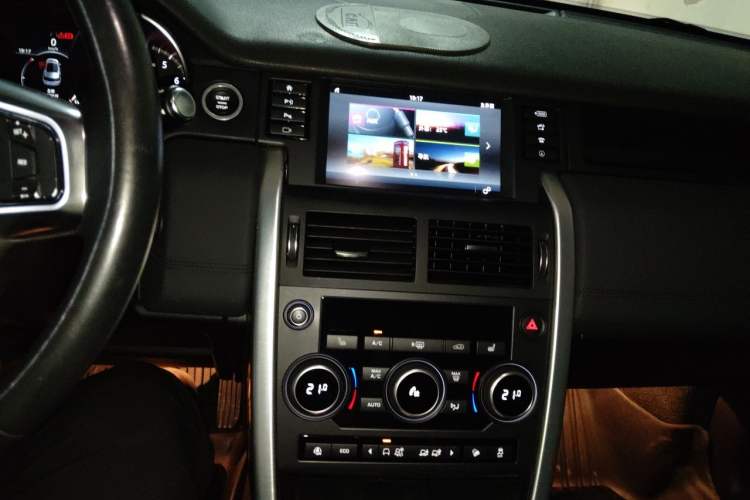 Used Land Rover Discovery Sport 2018 240 PS HSE Version Audio And AC Panel