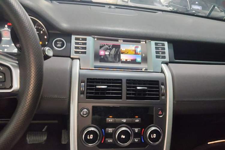 Used Land Rover Discovery Sport 2018 240 PS SE Version Audio And AC Panel