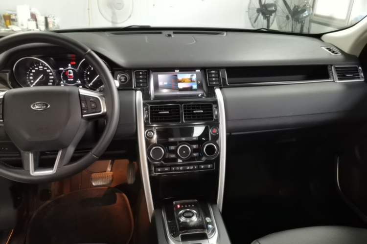 Used Land Rover Discovery Sport 2018 240 PS SE Version Audio And AC Panel