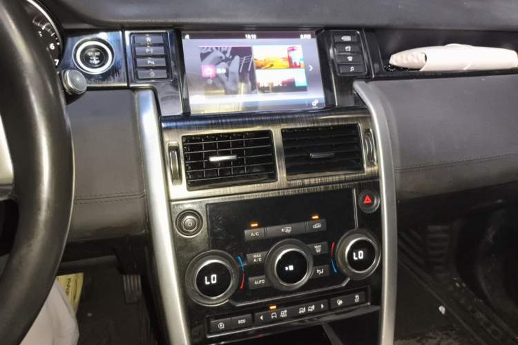Used Land Rover Discovery Sport 2018 240 PS SE Version Audio And AC Panel