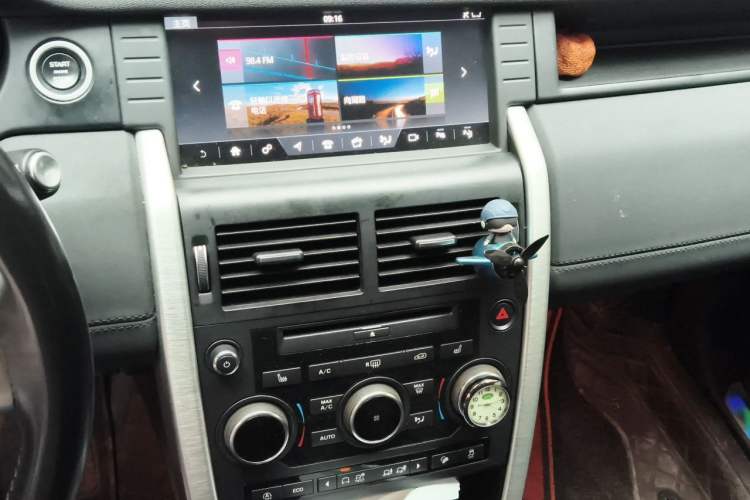 Used Land Rover Discovery Sport 2018 240 PS HSE LUXURY Edition Audio And AC Panel