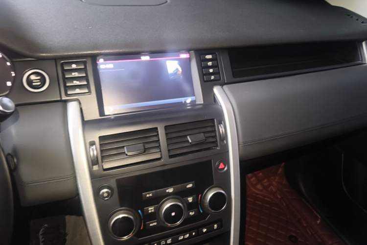 Used Land Rover Discovery Sport 2018 240 PS SE Version Audio And AC Panel