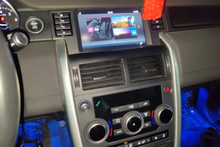 Used Land Rover Discovery Sport 2018 240 PS SE Version Audio And AC Panel