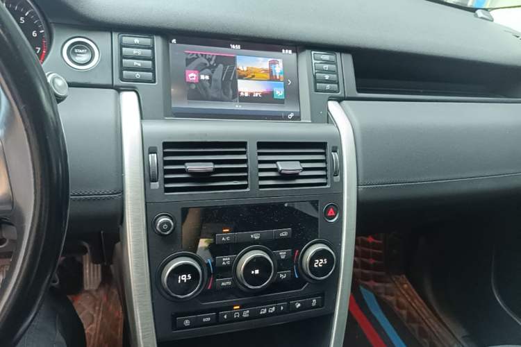 Used Land Rover Discovery Sport 2018 240 PS SE Version Audio And AC Panel