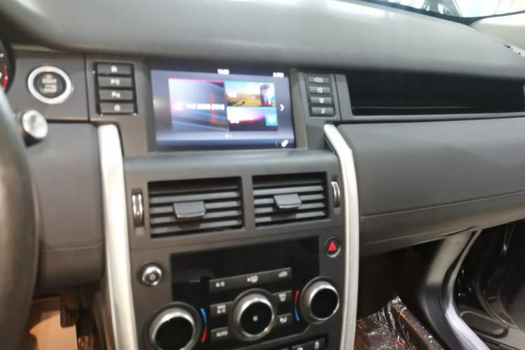 Used Land Rover Discovery Sport 2018 240 PS SE Version Audio And AC Panel