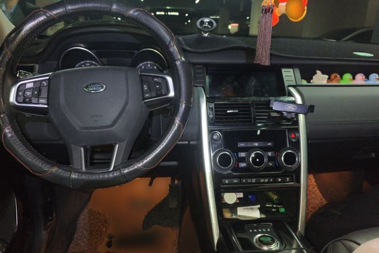 Used Land Rover Discovery Sport 2018 240 PS SE Version Center Console