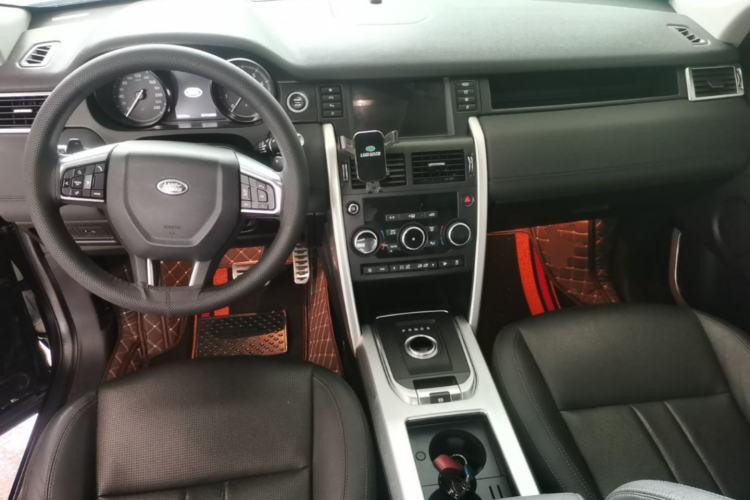 Used Land Rover Discovery Sport 2018 240 PS SE Version Center Console