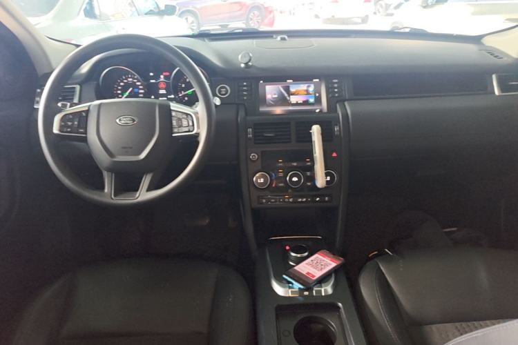 Used Land Rover Discovery Sport 2018 240 PS PURE Edition Center Console