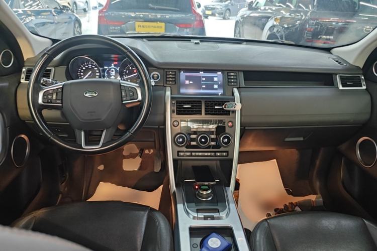 Used Land Rover Discovery Sport 2018 240 PS SE Version Center Console