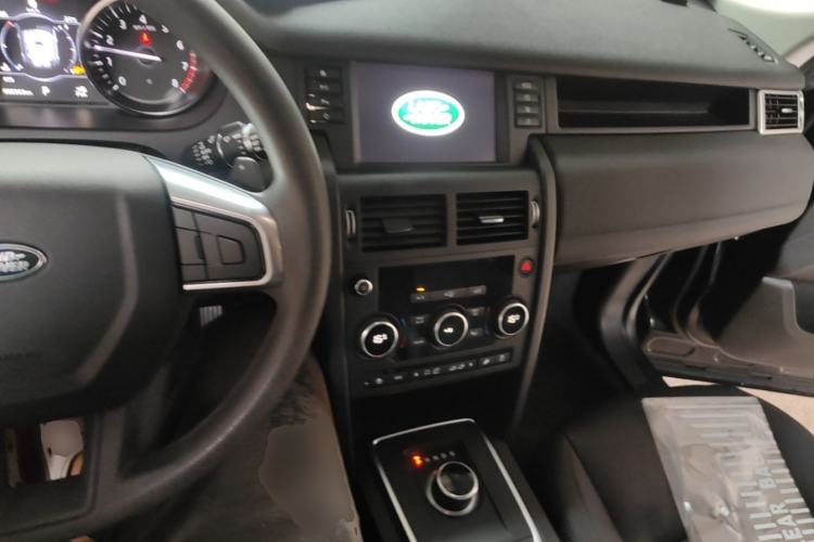 Used Land Rover Discovery Sport 2018 240 PS PURE Edition Center Console