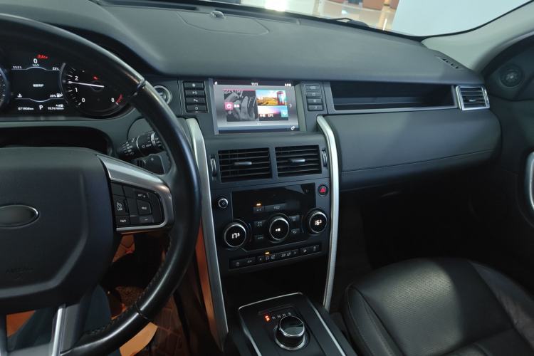 Used Land Rover Discovery Sport 2018 240 PS SE Version Center Console