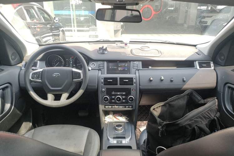Used Land Rover Discovery Sport 2018 240 PS PURE Edition Center Console