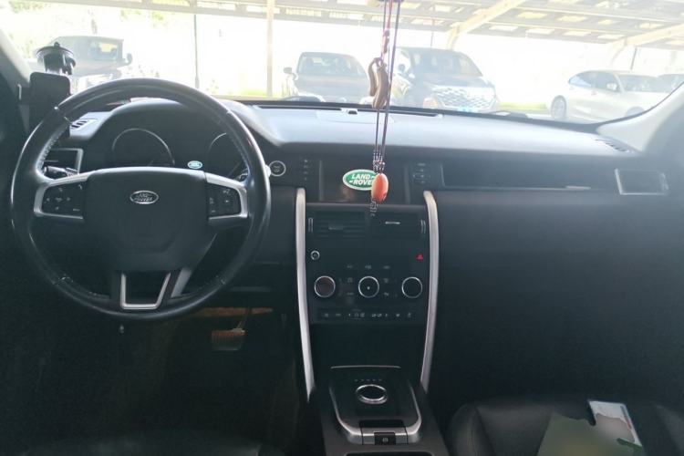 Used Land Rover Discovery Sport 2018 240 PS SE Version Center Console