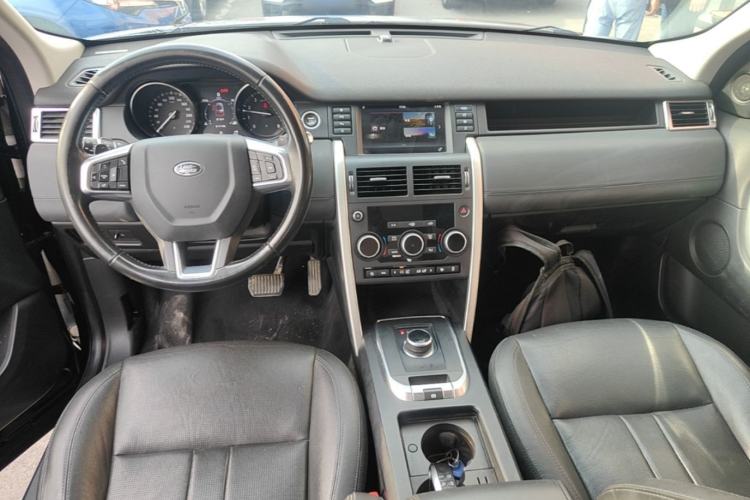 Used Land Rover Discovery Sport 2018 240 PS SE Version Center Console