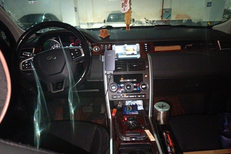 Used Land Rover Discovery Sport 2018 240 PS SE Version Center Console
