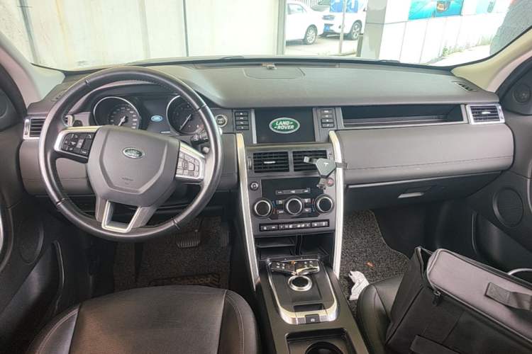 Used Land Rover Discovery Sport 2018 240 PS SE Version Center Console