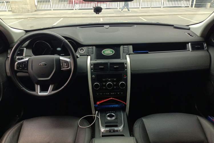 Used Land Rover Discovery Sport 2018 240 PS SE Version Center Console
