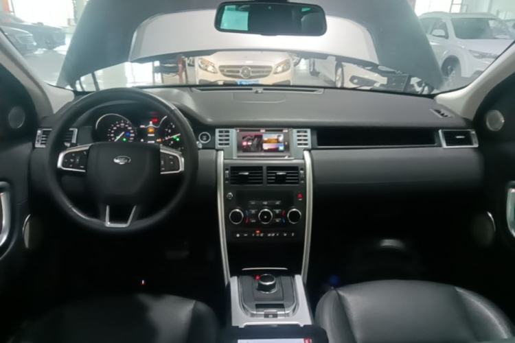 Used Land Rover Discovery Sport 2018 240 PS SE Version Center Console