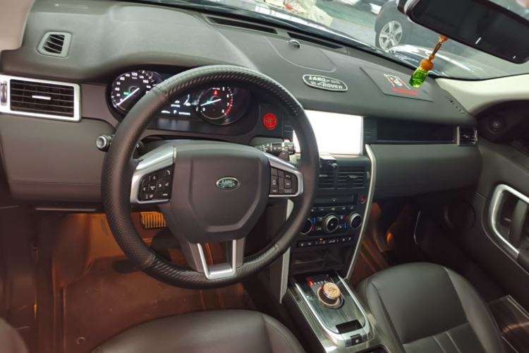 Used Land Rover Discovery Sport 2018 240 PS HSE Version Center Console