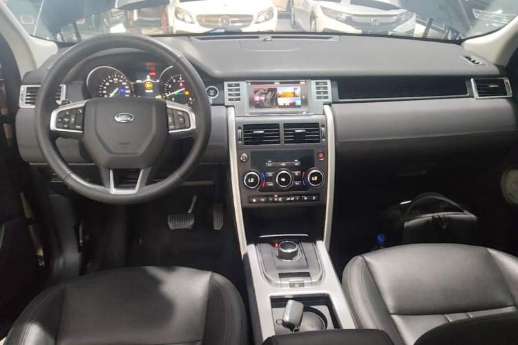 Used Land Rover Discovery Sport 2018 240 PS SE Version Center Console
