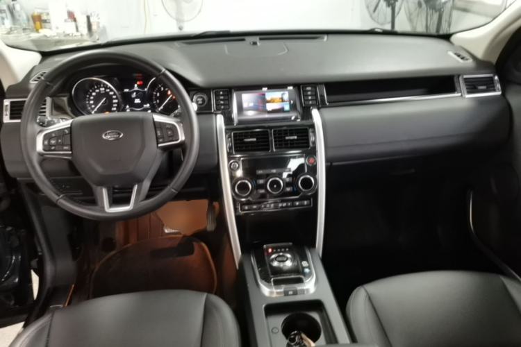 Used Land Rover Discovery Sport 2018 240 PS SE Version Center Console