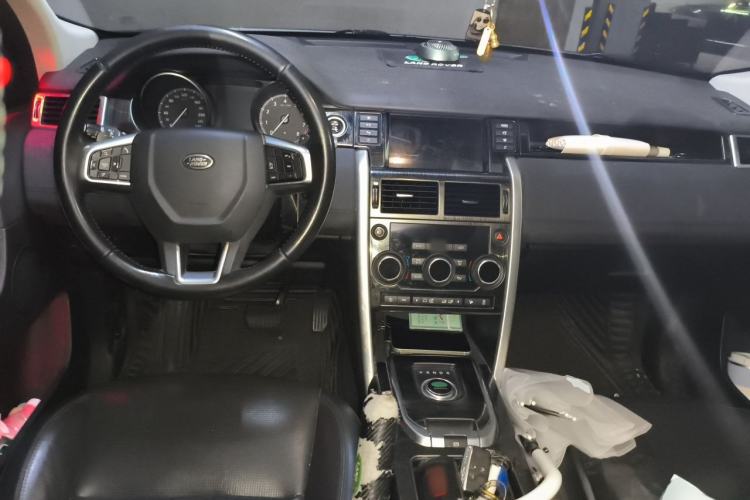 Used Land Rover Discovery Sport 2018 240 PS SE Version Center Console